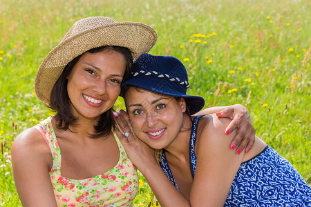 友谊在盛开的草原上戴帽子的朋友们哥伦比亚图片