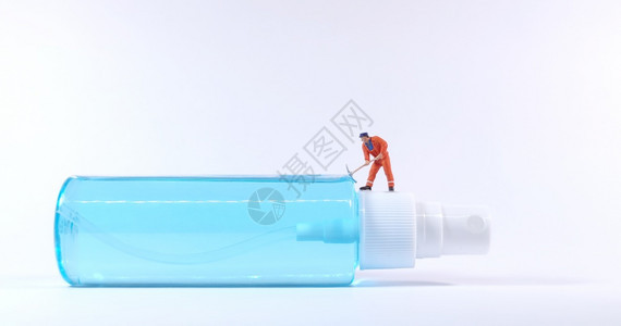 Covid19概念中站在酒精喷雾瓶上的技术工人数液体们消毒剂图片