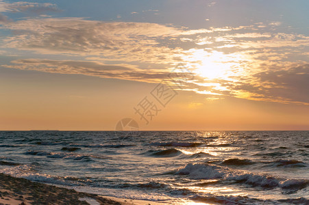 黄昏自然红色的海边夕阳天空是紫色夕阳天空是紫色海边夕阳图片