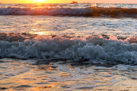 蓝色的阳光晴天海边夕阳天空是紫色夕阳天空是紫色海边夕阳图片