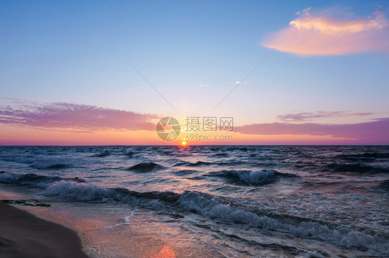 红色的海边夕阳天空是紫色夕阳天空是紫色海边夕阳日落晴天图片