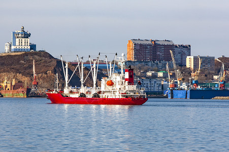 码头海参沃斯托克号船港的冷藏在海参沃斯托克号港口的冷藏船贮存海洋图片