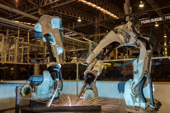 工厂业机器人正在汽车厂试运行新程序在汽车厂工业铁路排图片