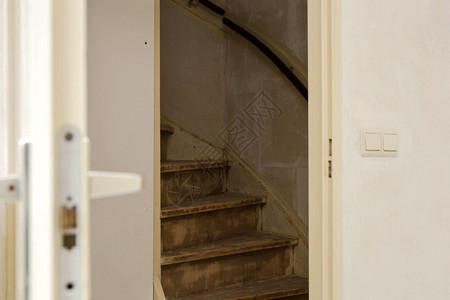 复古的肮脏旧损坏废弃木制楼梯需要翻新关闭旧的脏损坏废弃木制楼梯需要翻修棕色的图片