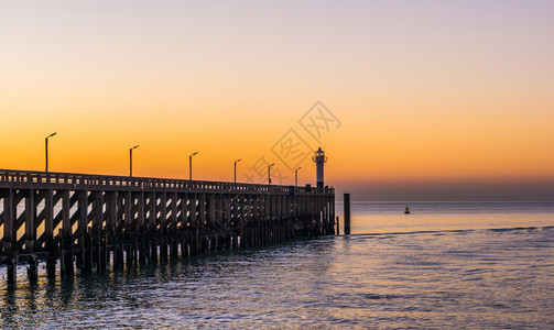 地点平台已知比利时布兰肯贝格有灯塔的码头海上日落图片