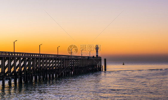 地点平台已知比利时布兰肯贝格有灯塔的码头海上日落图片
