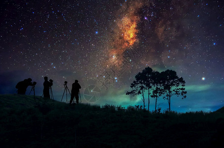 在山上背着包的人休眠晚上看星长时间在太阳人和牛奶路上轮廓星系旅游图片