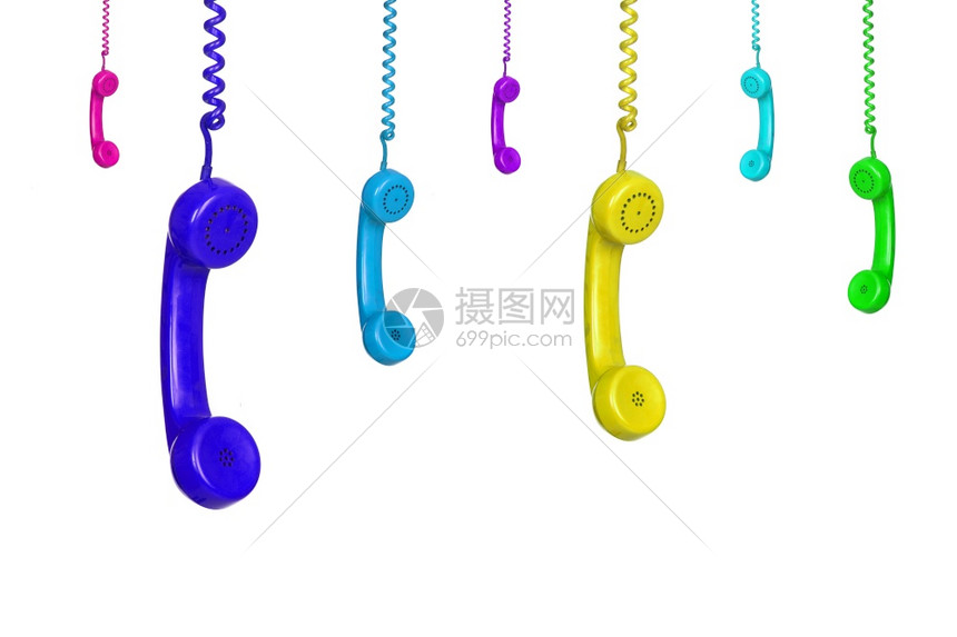 蓝色的电缆许多彩的古代电话挂在白色背景上象征图片