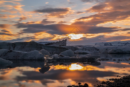 结石地标冰岛JokulsarlonJokulsarlon冰川环礁湖的多彩日落冰岛图片
