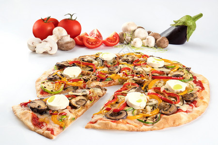 带蘑菇的比萨饼和含有白色背景成分的莫扎里拉意大利语红色的奶酪图片