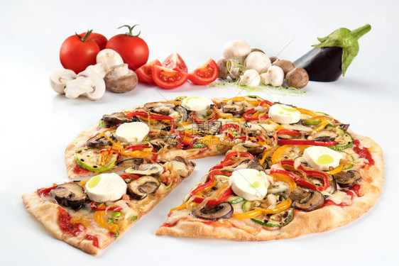 带蘑菇的比萨饼和含有白色背景成分的莫扎里拉意大利语红色的奶酪图片