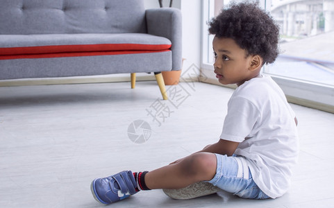 孩子们坐在家庭教育和生活方式概念厅客的地板上小非洲可爱男孩在家中教育和生活方式概念非洲裔独自的图片