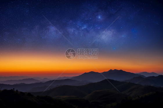 山地上的银河系NernChangSuek山PilokKanchanaburi山地貌安详绿色景观图片