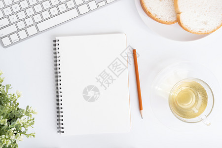 桌上的纸笔和下午茶图片