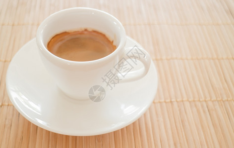 服务机器准备热浓缩咖啡的完美镜头股票照片图片