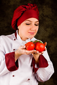 控制番茄质量的年轻女厨师照片欧洲的帽子染色图片