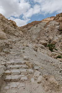 考古学结石在Israel岛的Masada山上80个步骤中有80个步骤是到masada山顶旅行图片