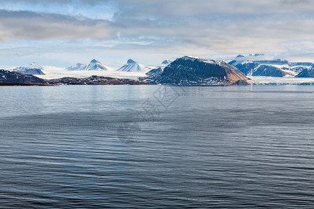 海阳光明媚的日落中斯瓦尔巴群岛的山脉和冰川挪威斯瓦尔巴群岛的山脉和冰川旅行北极图片