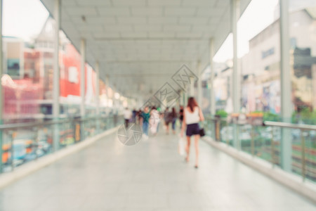 都会里面泰国曼谷购物中心和现代建筑环绕着城市中人行走在天道上的背景画面模糊不清照片来自泰国曼谷市场图片