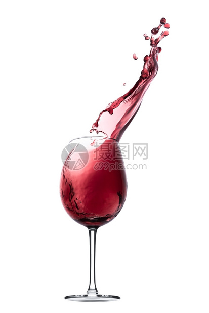 酒吧红葡萄从玻璃杯中喷出孤立在白色上梅洛流动图片