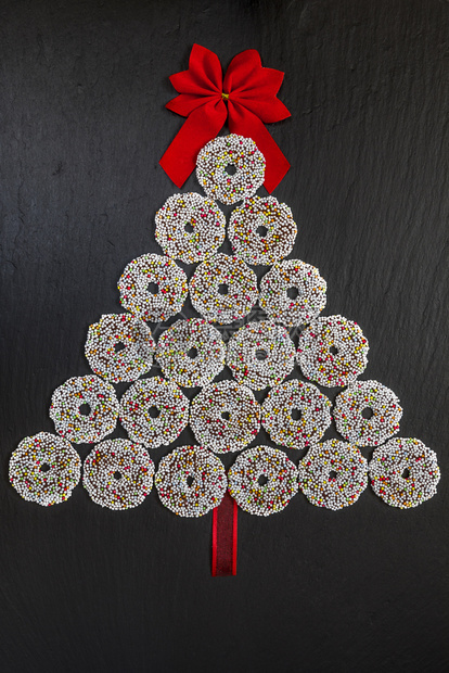 有色巧克力饼干环在石板桌顶视图上装饰圣诞勋章复制文字版面空间圆形的团体图片