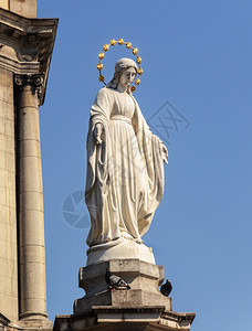信仰乌克兰LvivLvov市中心圣母玛利亚雕塑纯真花环图片