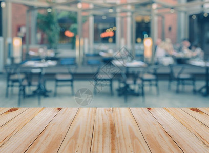 顾客室内餐厅背景模糊的空木制桌产品展示业务概念产品展示业务概念复古的散景图片