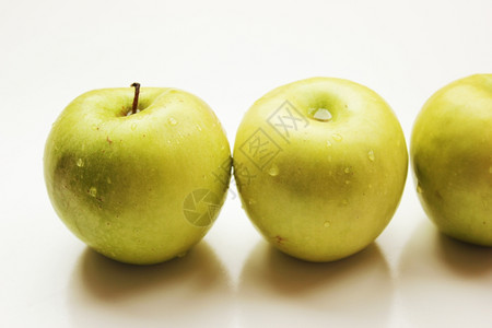 鲜新美味的绿苹果生明亮吃图片