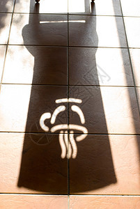 盘子框架垃圾摇滚红砖地板上咖啡标志的阴影图片