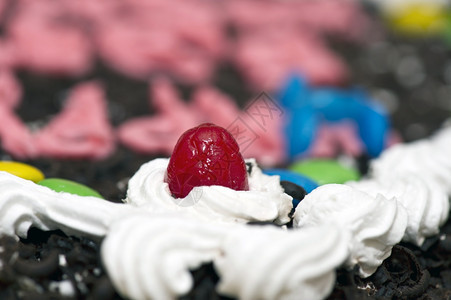 巧克力蛋糕上面有樱桃的巧克力蛋糕在背景上庆典筹码刨冰图片