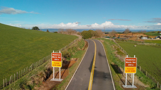 Matamamata的Hobbiton地区从无人驾驶飞机的角度对美丽山丘进行新西兰空中全景观村庄家丘陵背景图片