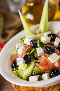 营养地中海混合健康沙拉在木制桌上的白碗中新鲜图片