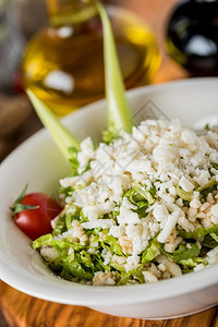 桌子美味的混合健康沙拉在木制桌上的白碗中蔬菜图片