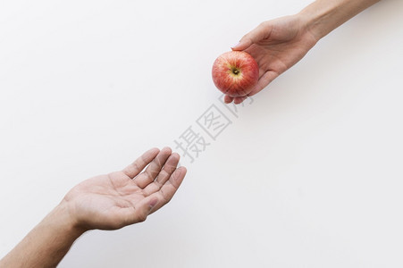给有苹果的人用手关心帮助人们图片