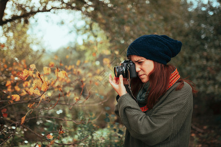 女性游客在森林里拍照图片