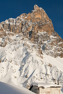 日照金山的雪山图片