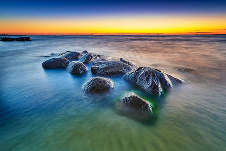 夕阳下海边的岩石图片