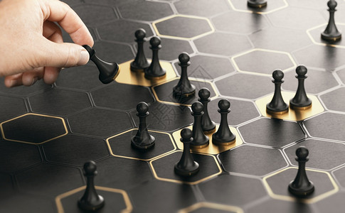 利基市场品牌具有六边形和手移动棋子的概念盘游戏黑色和金背景市场定位或商业策略的概念手摄影和3D背景之间的合成图像重新定位策略或市背景图片