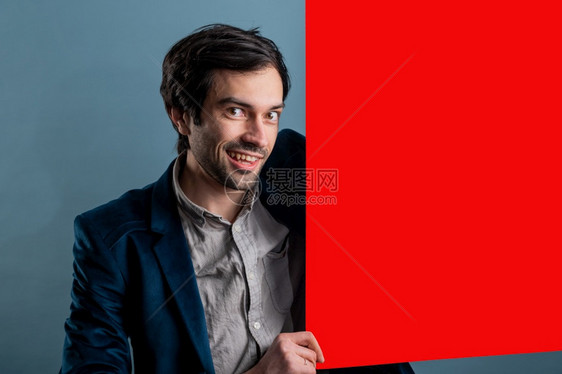 男快乐的人拿着红色海报快乐微笑的年轻人展示空白招牌与的复制间区域用于标语或广告短信概念中的白人男模特种随意的图片