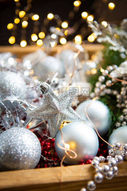 美丽的散景圣诞背冷杉树枝圣诞装饰锥体红色和银球珠美丽的散景圣诞背冷杉树枝红珠卡片框架十二月图片