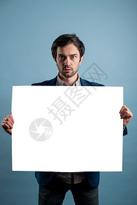 惊讶的男人拿着白色广告横幅惊讶的男人拿着空广告横幅成功木板销售图片