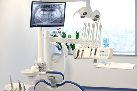 牙科诊所里医疗器具背景图片