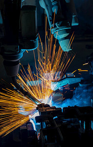 机械的排高科技近身工业机器人在汽车厂焊接图片