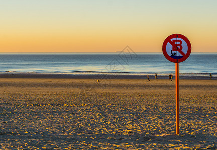 禁止游泳不允许比利时招牌板布兰肯堡海岸比利时布兰肯贝赫危险沿海图片