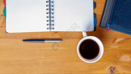 桌上的咖啡和纸笔图片
