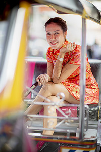 身着传统服装的妇女坐在Tuktuk客座Bangkokthailand人女坐着图片