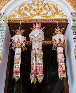 节日为了黄色的报纸上传统泰国灯笼挂在教堂入口处以换取财富和好运泰国北部的方图片