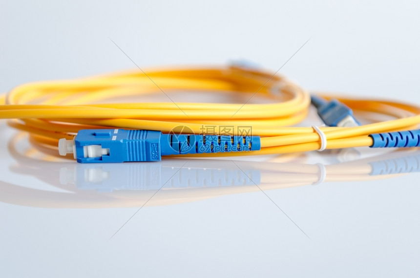 修补绳索Fiber光纤补丁线白色背景上隔离插头激光图片