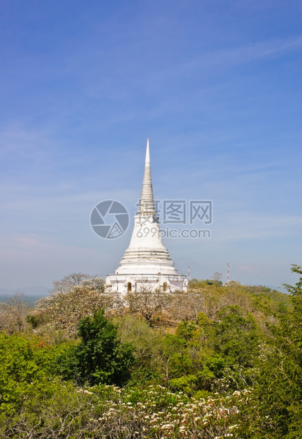 泰国Petchburi的NakhonKhiri宫山顶上的白塔景笏佛图片