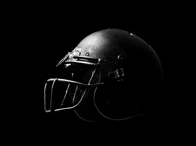黑色背景的足球头盔接地肖像黑暗的图片